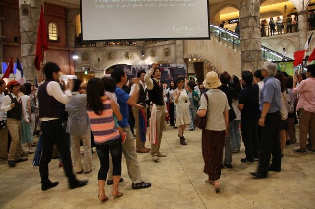 映画『レ・ミゼラブル』ブルーレイ＆DVD発売記念フラッシュモブ 写真ギャラリー（8枚目）