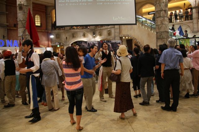 映画『レ・ミゼラブル』ブルーレイ＆DVD発売記念フラッシュモブ 写真ギャラリー（9枚目）