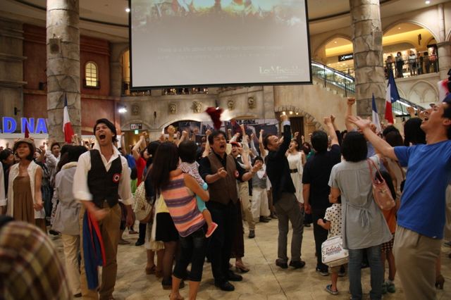 映画『レ・ミゼラブル』ブルーレイ＆DVD発売記念フラッシュモブ 写真ギャラリー（10枚目）