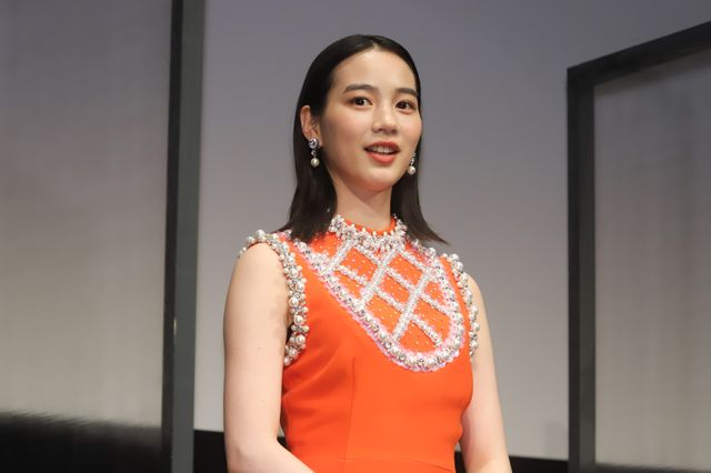 のん、林遣都、橋本愛らドレスアップで登場！『私をくいとめて』東京国際映画祭舞台挨拶：フォトギャラリー