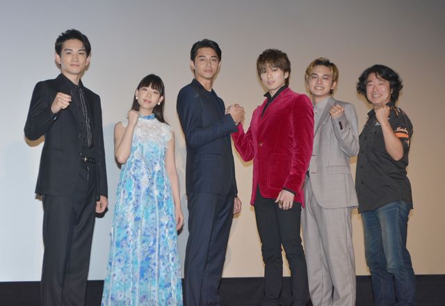 東出昌大＆新田真剣佑の熱い抱擁！『OVER DRIVE』初日舞台あいさつ：フォトギャラリー