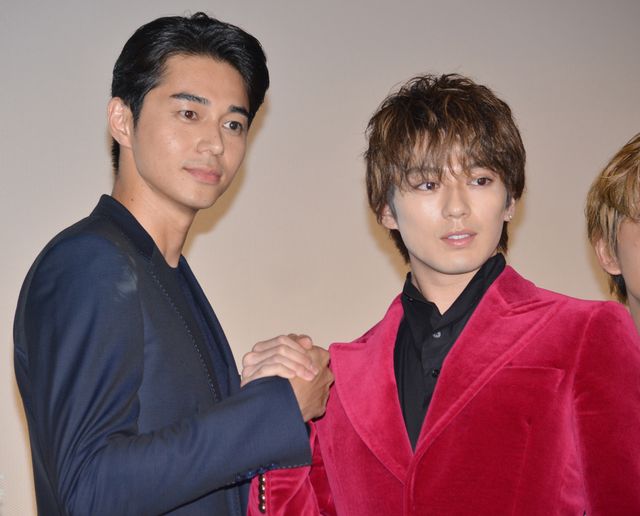 東出昌大＆新田真剣佑の熱い抱擁！『OVER DRIVE』初日舞台あいさつ（2枚目）