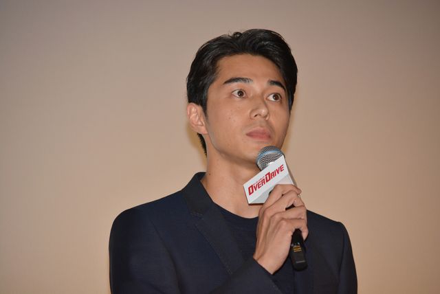 東出昌大＆新田真剣佑の熱い抱擁！『OVER DRIVE』初日舞台あいさつ（3枚目）