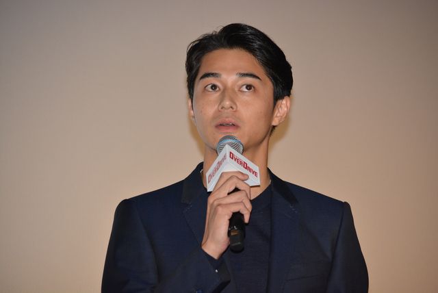 東出昌大＆新田真剣佑の熱い抱擁！『OVER DRIVE』初日舞台あいさつ（4枚目）