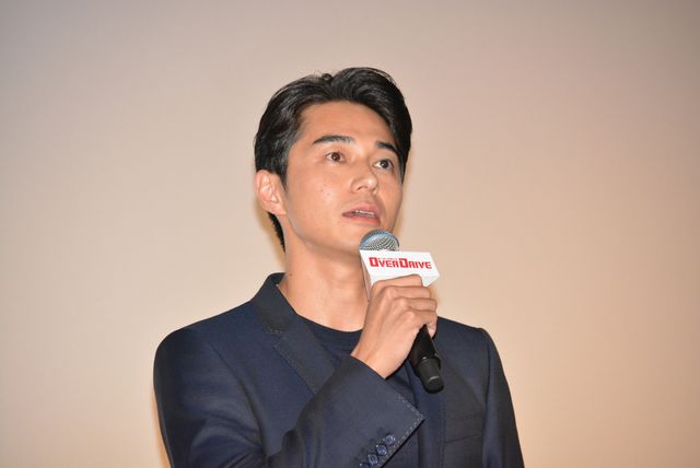 東出昌大＆新田真剣佑の熱い抱擁！『OVER DRIVE』初日舞台あいさつ（6枚目）