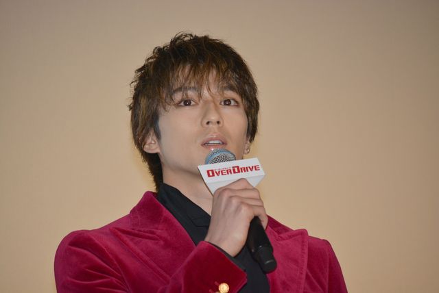 東出昌大＆新田真剣佑の熱い抱擁！『OVER DRIVE』初日舞台あいさつ（7枚目）