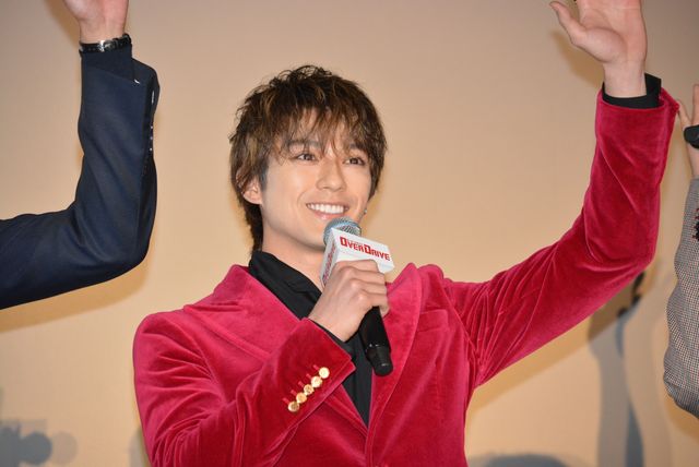 東出昌大＆新田真剣佑の熱い抱擁！『OVER DRIVE』初日舞台あいさつ（8枚目）