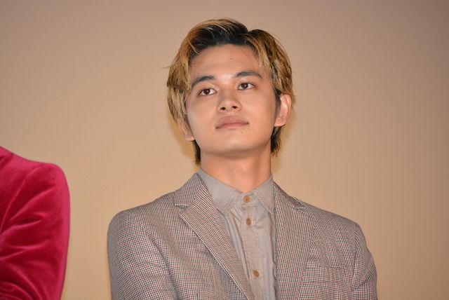 東出昌大＆新田真剣佑の熱い抱擁！『OVER DRIVE』初日舞台あいさつ（13枚目）