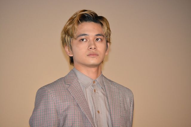 東出昌大＆新田真剣佑の熱い抱擁！『OVER DRIVE』初日舞台あいさつ（14枚目）