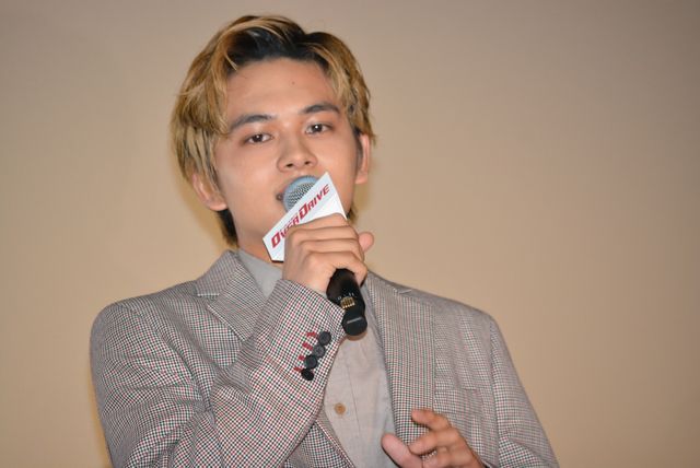 東出昌大＆新田真剣佑の熱い抱擁！『OVER DRIVE』初日舞台あいさつ（15枚目）