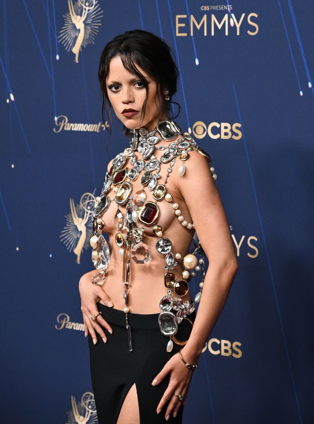 第77回エミー賞授賞式でのジェナ・オルテガ（2枚目）