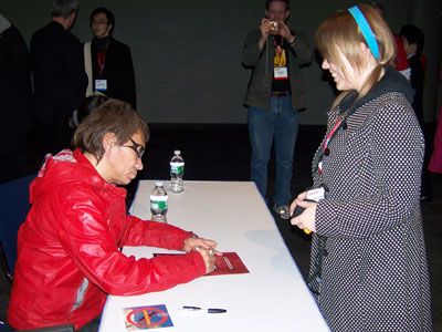 ニューヨーク・コミック・コンベンションでファンにサインをする三池崇史監督