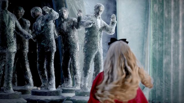 こじはる、下着姿の“氷の女王”に！フォトギャラリー（10枚目）