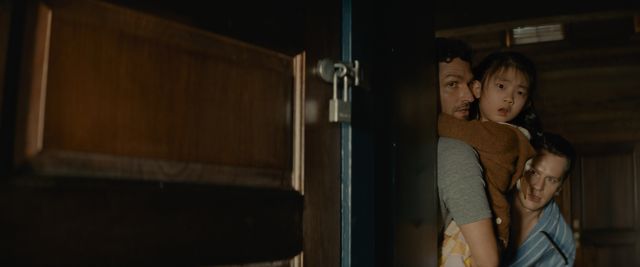 『アベンジャーズ』ドラックス俳優、謎の訪問者を怪演…『ノック 終末の訪問者』場面写真（2枚目）