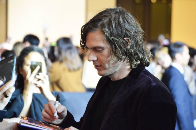 『X-MEN』ソフィー・ターナー、決めポーズ失敗…韓国でジェスチャーゲーム：フォトギャラリー