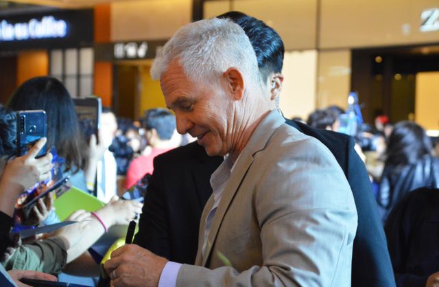 『X-MEN』ソフィー・ターナー、決めポーズ失敗…韓国でジェスチャーゲーム（3枚目）