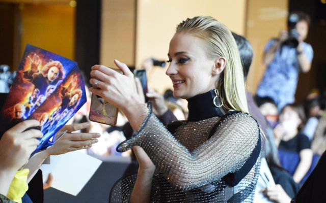 『X-MEN』ソフィー・ターナー、決めポーズ失敗…韓国でジェスチャーゲーム（5枚目）