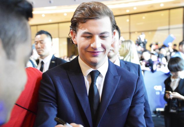 『X-MEN』ソフィー・ターナー、決めポーズ失敗…韓国でジェスチャーゲーム（6枚目）