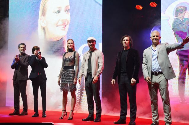 『X-MEN』ソフィー・ターナー、決めポーズ失敗…韓国でジェスチャーゲーム（11枚目）