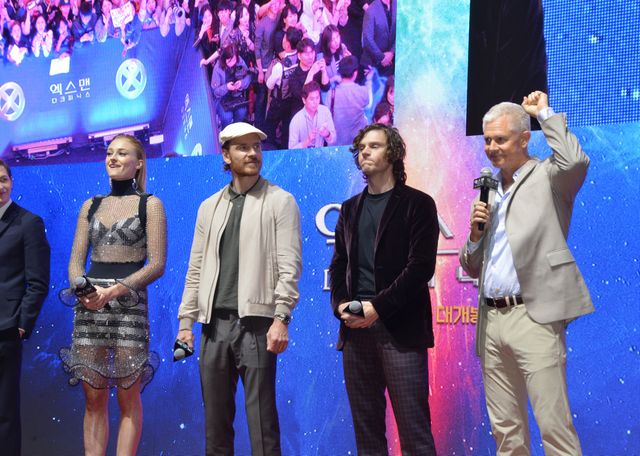 『X-MEN』ソフィー・ターナー、決めポーズ失敗…韓国でジェスチャーゲーム（13枚目）