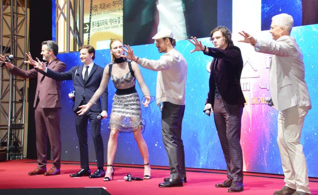 『X-MEN』ソフィー・ターナー、決めポーズ失敗…韓国でジェスチャーゲーム（16枚目）