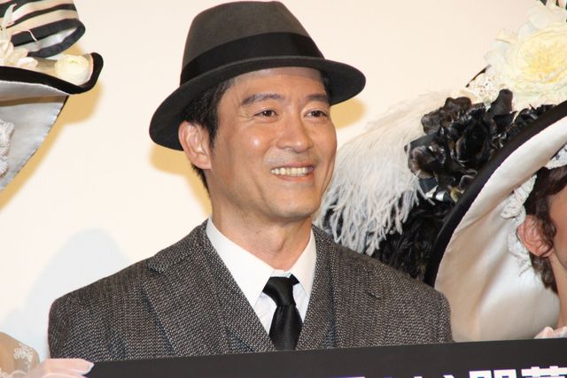 ミュージカル「マイ・フェア・レディ」出演者が華麗な衣装で登場!