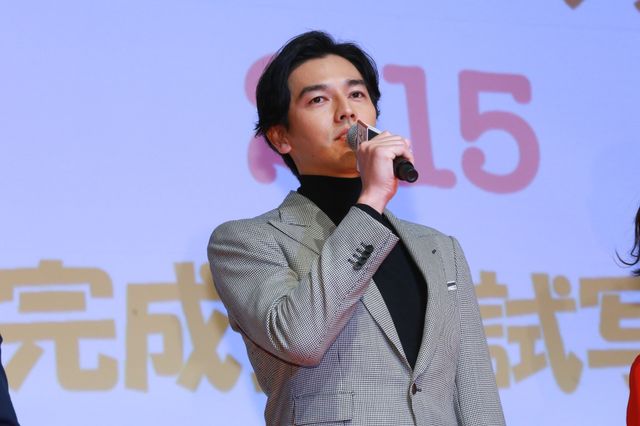 キスマイ北山、マイクの持ち方が可愛い…！『トラさん～僕が猫になったワケ～』完成披露舞台あいさつ（4枚目）