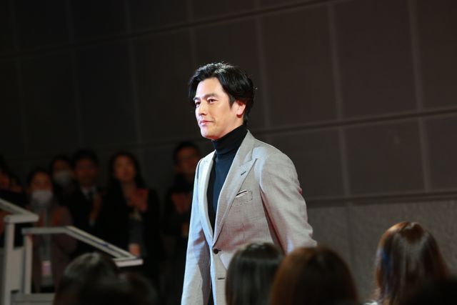 キスマイ北山、マイクの持ち方が可愛い…！『トラさん～僕が猫になったワケ～』完成披露舞台あいさつ（8枚目）