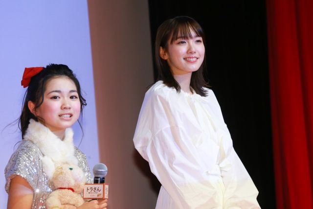 キスマイ北山、マイクの持ち方が可愛い…！『トラさん～僕が猫になったワケ～』完成披露舞台あいさつ（10枚目）