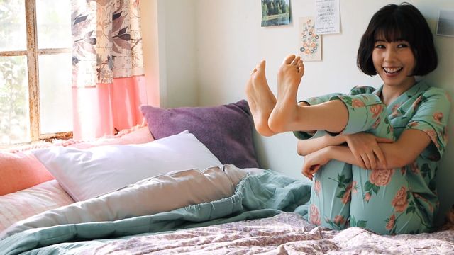 これが仲里依紗の三点倒立!「仲里依紗のキレイをつなぐ1週間」動画メイキングより:フォトギャラリー