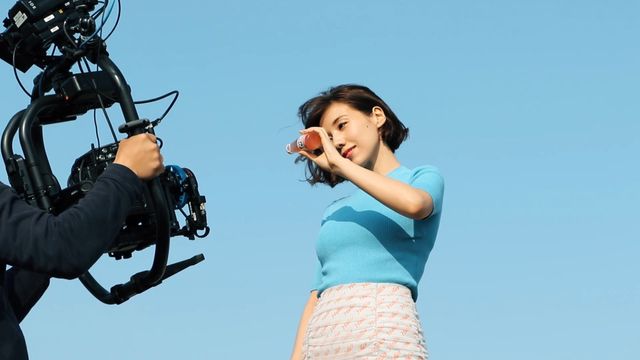 これが仲里依紗の三点倒立！「仲里依紗のキレイをつなぐ1週間」動画メイキングより（2枚目）