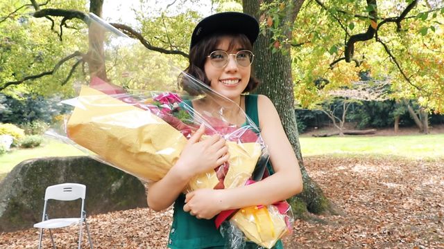 これが仲里依紗の三点倒立！「仲里依紗のキレイをつなぐ1週間」動画メイキングより（3枚目）