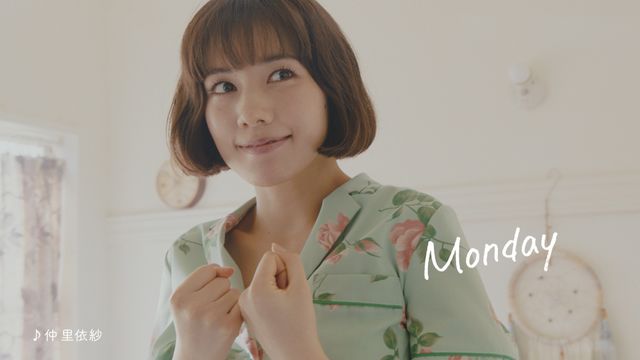 これが仲里依紗の三点倒立！「仲里依紗のキレイをつなぐ1週間」動画メイキングより（4枚目）