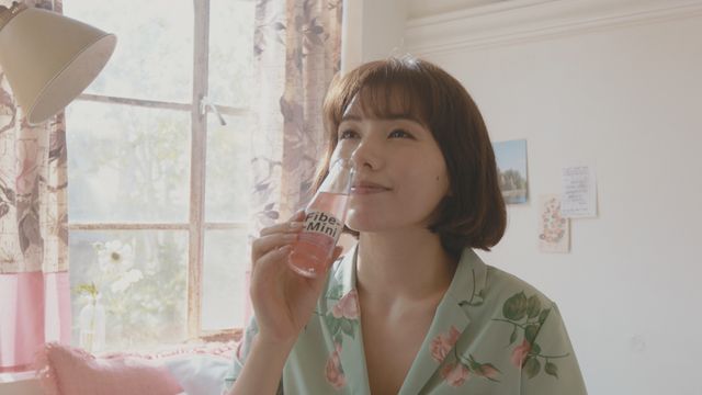 これが仲里依紗の三点倒立！「仲里依紗のキレイをつなぐ1週間」動画メイキングより（6枚目）