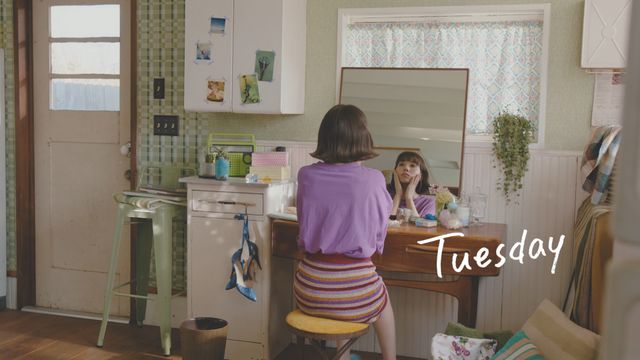 これが仲里依紗の三点倒立！「仲里依紗のキレイをつなぐ1週間」動画メイキングより（7枚目）