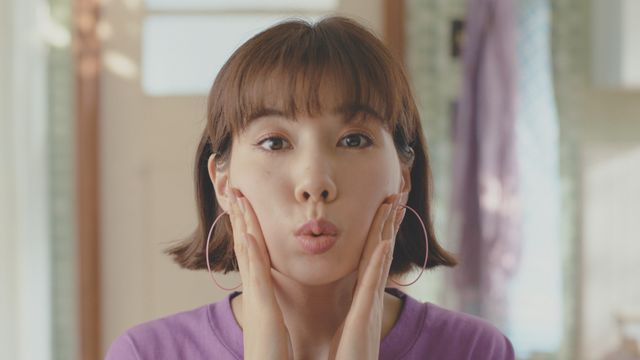 これが仲里依紗の三点倒立！「仲里依紗のキレイをつなぐ1週間」動画メイキングより（8枚目）