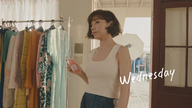 これが仲里依紗の三点倒立！「仲里依紗のキレイをつなぐ1週間」動画メイキングより（10枚目）