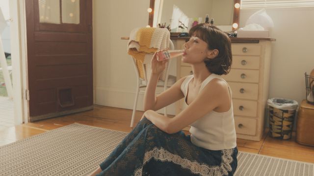 これが仲里依紗の三点倒立！「仲里依紗のキレイをつなぐ1週間」動画メイキングより（11枚目）