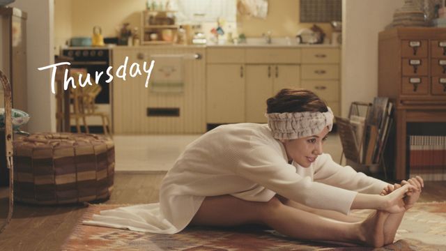 これが仲里依紗の三点倒立！「仲里依紗のキレイをつなぐ1週間」動画メイキングより（12枚目）