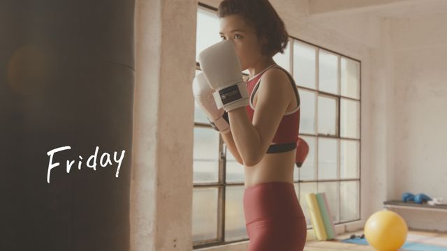 これが仲里依紗の三点倒立！「仲里依紗のキレイをつなぐ1週間」動画メイキングより（15枚目）