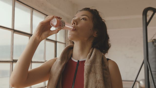 これが仲里依紗の三点倒立！「仲里依紗のキレイをつなぐ1週間」動画メイキングより（17枚目）