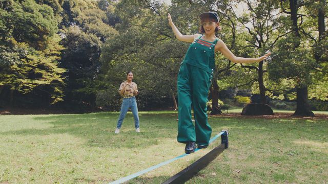 これが仲里依紗の三点倒立！「仲里依紗のキレイをつなぐ1週間」動画メイキングより（19枚目）