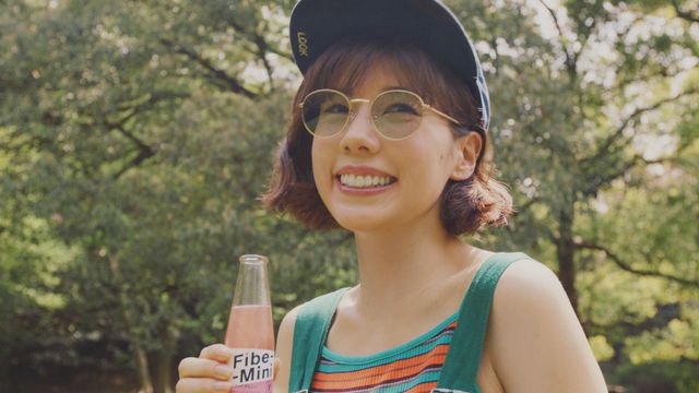 これが仲里依紗の三点倒立！「仲里依紗のキレイをつなぐ1週間」動画メイキングより（20枚目）