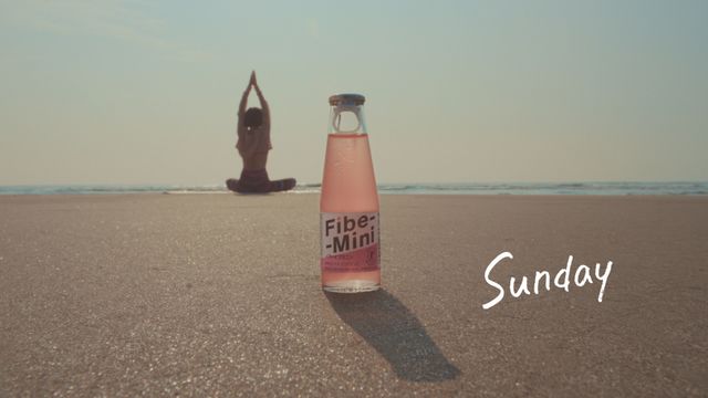 これが仲里依紗の三点倒立！「仲里依紗のキレイをつなぐ1週間」動画メイキングより（21枚目）