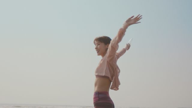 これが仲里依紗の三点倒立！「仲里依紗のキレイをつなぐ1週間」動画メイキングより（23枚目）