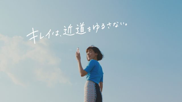 これが仲里依紗の三点倒立！「仲里依紗のキレイをつなぐ1週間」動画メイキングより（24枚目）