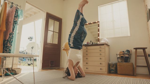 これが仲里依紗の三点倒立！「仲里依紗のキレイをつなぐ1週間」動画メイキングより（25枚目）