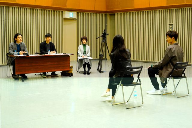 西島秀俊の付け髭姿！『ドライブ・マイ・カー』場面写真（16枚目）