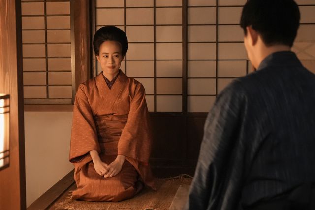 【画像6枚】「ブラッサム」珠（石橋静河）が誰かに見られて…第14回場面写真（4枚目）