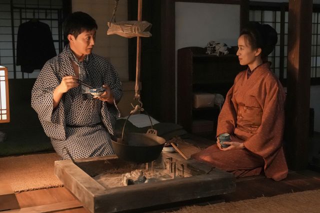 【画像6枚】「ブラッサム」珠（石橋静河）が誰かに見られて…第14回場面写真（6枚目）